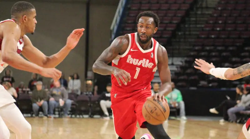 Davon Reed of the Memphis Hustle drives against a pair of Sioux Falls Skyforce players during Tuesday night’s 121-107 loss at the Landers Center in Southaven. Reed led the Hustle in scoring with 21 points